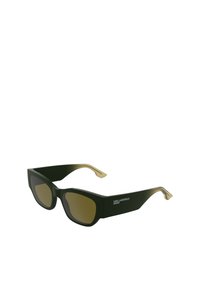 Zielone plastikowe okulary przeciwsłoneczne z pozłacanymi ramionami, kanciastą oprawką i ciemnymi soczewkami. Na boku znajduje się napis "KARL LAGERFELD JEANS".