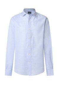 Camisa de manga larga azul claro hecha de una mezcla de algodón, con cuello abotonado, botones en la parte frontal y detalles de puños cosidos. Textura suave.