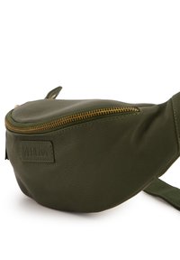 Olivgrünes Leder-Gürteltasche mit strukturierter Oberfläche, goldenem Reißverschluss und einer Markenapplikation. Verfügt über einen einzelnen verstellbaren Riemen.