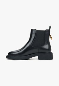 Černé kožené chelsea boty s elastickými bočními panely, hladkým povrchem, zaoblenou špičkou a pevnou blokovou patou s poutkem.