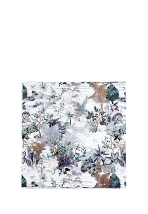 Motivo fitto botanico con vari alberi, foglie, farfalle e una piccola capanna in tonalità smorzate di verde, marrone, grigio e blu su sfondo bianco.