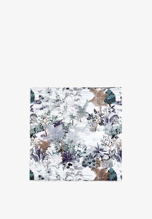 Motivo fitto botanico con vari alberi, foglie, farfalle e una piccola capanna in tonalità smorzate di verde, marrone, grigio e blu su sfondo bianco.