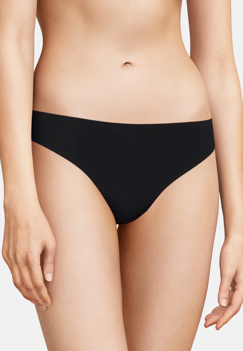 Czarne figi bikini wykonane z gładkiej, elastycznej tkaniny. Minimalistyczny design z niskim stanem i umiarkowanym zakryciem. Płaskie szwy dla komfortu.