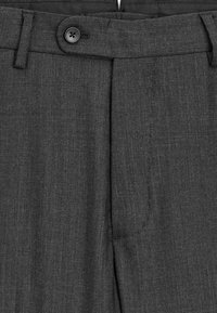 Graue, maßgeschneiderte Hose aus strukturiertem Stoff, mit Knopfverschluss, genähtem Bund und zwei vorderen Taschen.