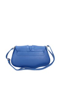 Borsa a mano in pelle blu con finitura testurizzata, forma curva e chiusura a patta. Spallaccio regolabile e dettaglio della tasca frontale.