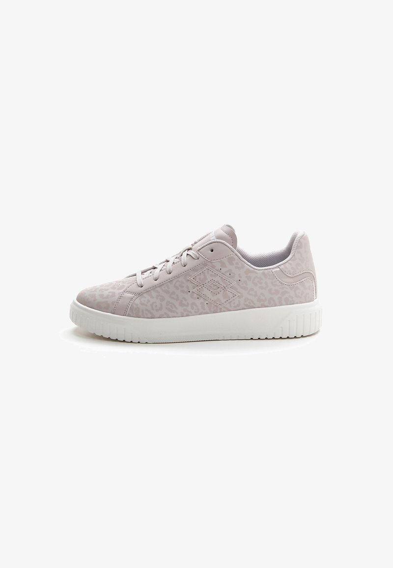 Sneaker roz deschis cu un model subtil de imprimeu leopard, talpă din cauciuc alb, design cu șireturi și suport amortizat pentru gleznă.