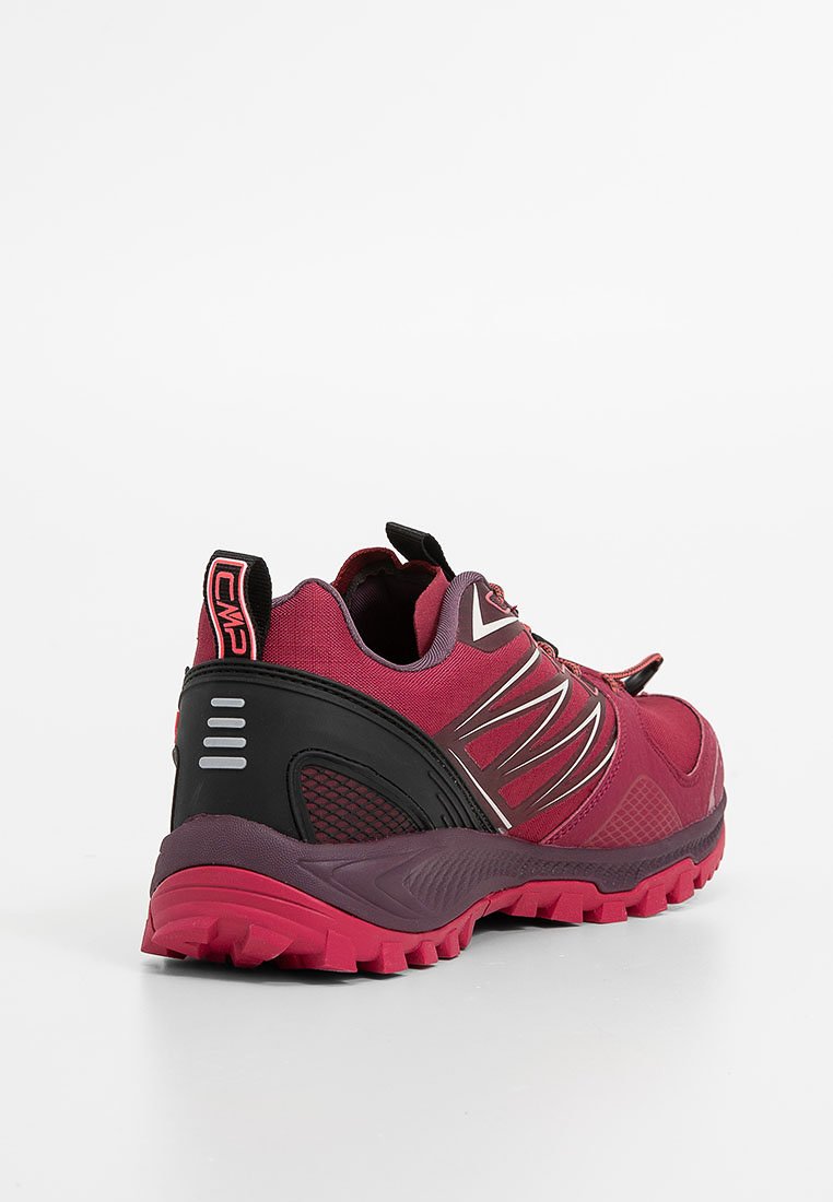Scarpa atletica rossa con un upper testurizzato, dettagli neri e una suola a contrasto. Include inserti in rete e dettagli riflettenti sul tallone.