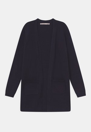 Długi czarny kardigan z otwartym przodem, długimi rękawami i dwoma naszywanymi kieszeniami z przodu, prezentowany na jednolitym białym tle.