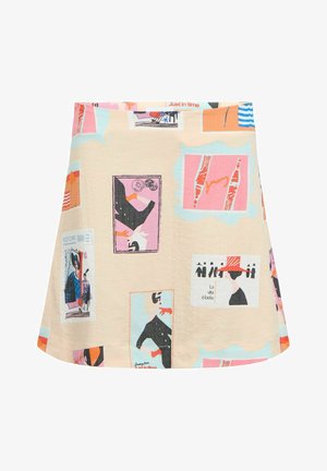 Bézs A-vonalú szoknya színes absztrakt képeslap és divatillusztrációs mintákkal rózsaszín, narancs, fekete és kék árnyalatokban.