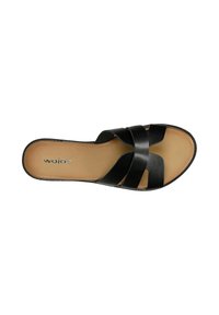 Sandale à glisser en cuir noir avec des brides croisées, design à bout ouvert et semelle intérieure rembourrée beige. Présente un discret détail de couture sur la semelle.