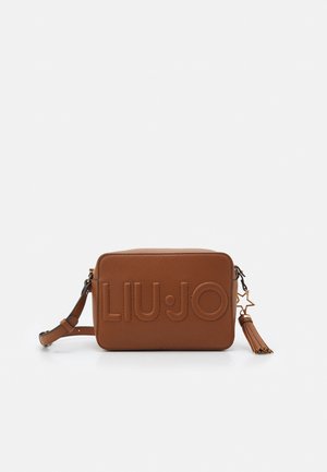 Sac bandoulière rectangulaire en cuir marron avec le logo "LIU•JO" embossé, sangle réglable et breloque pompon en forme d'étoile sur fond blanc.