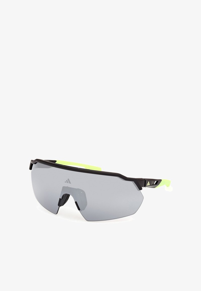 Sportsolglasögon med svart ram och grå linser, med en djärv design, gröna accenter och en omslutande form för bättre täckning.