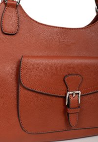 Borsa a mano in pelle marrone con una finitura testurizzata, dotata di una tasca anteriore chiusa da una fibbia argentata e cuciture decorative.