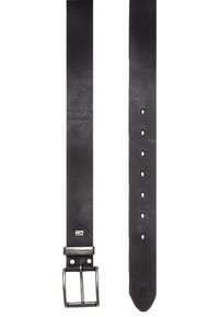 Zwarte leren riem met een matte afwerking, voorzien van een zilveren metalen gesp en vijf verstelbare gaten. Gladde textuur en taps toelopende punt.
