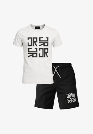 Maglietta bianca a maniche corte con motivo geometrico nero e pantaloncini neri con coulisse, caratterizzati da un motivo geometrico più piccolo abbinato sulla gamba.