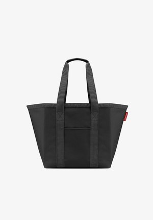 Schwarze Tragetasche mit zwei langen Griffen, Fronttasche und einem kleinen roten Markenetikett auf der rechten Seite.