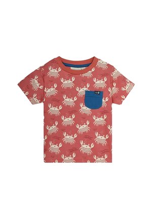 T-shirt rouge à manches courtes pour enfants avec motif de crabe blanc et petite poche poitrine bleue.