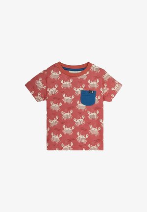 Rød børne t-shirt med korte ærmer med hvidt krabbe mønster og en lille blå brystlomme.