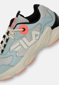 Sneaker in rete azzurro chiaro e grigio con accenti neri. Presenta un logo Fila bianco prominente, una suola intermedia beige e dettagli arancioni sulla suola.