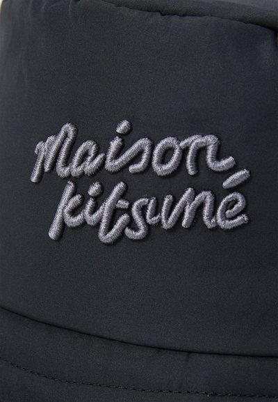 Sort bøttehat med broderet "Maison Kitsuné" logo i grå. Glat tekstur med bred skygge og struktureret top.