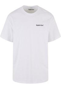 Hvit bomull T-skjorte med korte ermer, med svart logo tekst "forgotten faces" brodert på venstre bryst. Klassisk båt hals design.
