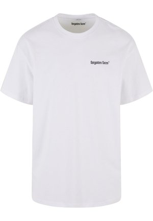 Valkoinen puuvillapaita lyhyillä hihoilla, jossa on musta logo-teksti "forgotten faces" brodeerattu vasempaan rintaan. Klassinen pyöreä kaula-aukko.