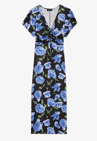 Svart klänning med blå blommönster, korta ärmar, djup V-ringning, samlad detalj vid bysten och knälång design.