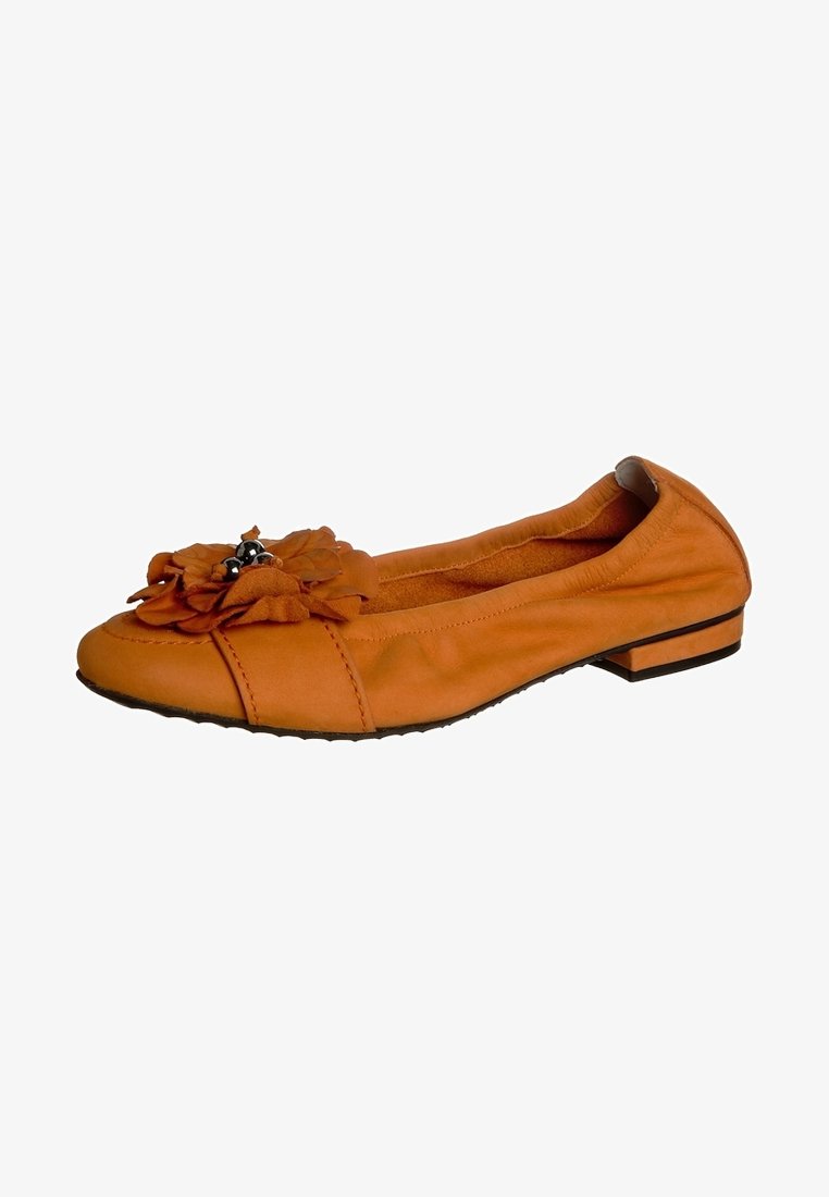 Chaussure plate orange avec une fleur en cuir plissé et des embellissements en perles noires à l'avant, intérieur doux et rembourré, petit talon, vue de côté.