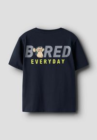 Granatowy T-shirt z napisem "BORED EVERYDAY", na plecach zamiast litery "O" w słowie "BORED" znajduje się zmęczona twarz małpy.