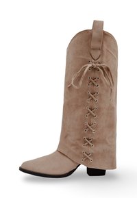 Bottines en suède beige avec un bout pointu, lacets sur le côté et une languette à l'arrière. Talon plat et texture lisse avec des détails de couture.