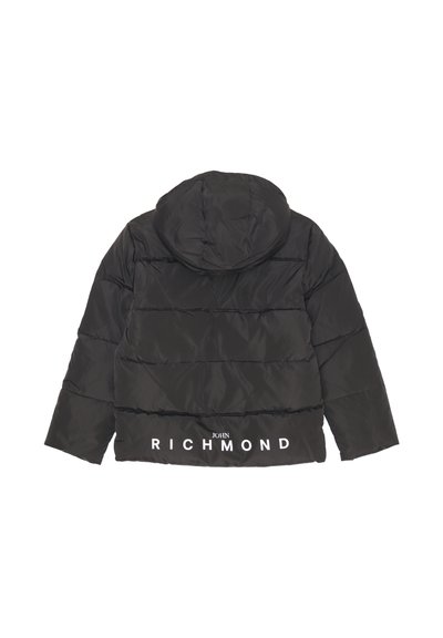 Giubbotto imbottito nero con cappuccio, motivo a righe orizzontali, logo bianco "JOHN RICHMOND" all'orlo, e texture lucida e liscia.