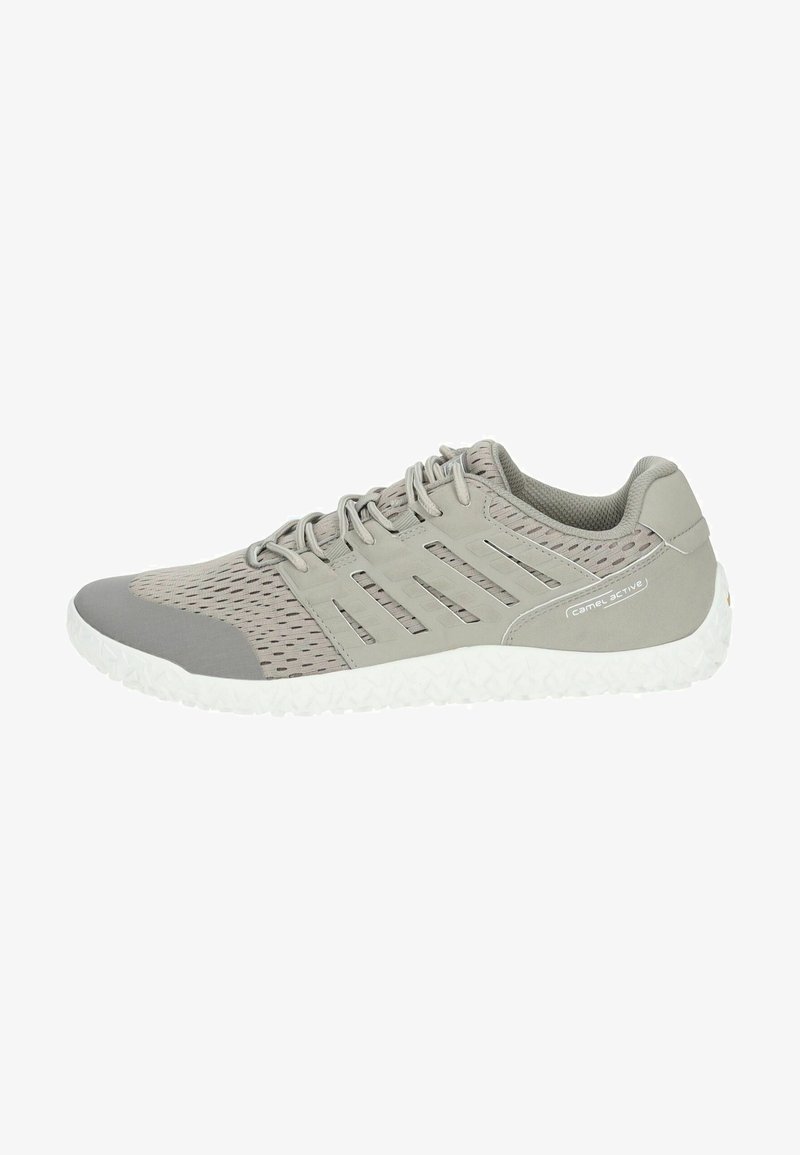 Hellgrauer Sportschuh mit Obermaterial aus Mesh, Gummikappe und weißer strukturiertem Sohle. Mit grauen seitlichen Akzenten und verstärkten Ösen.