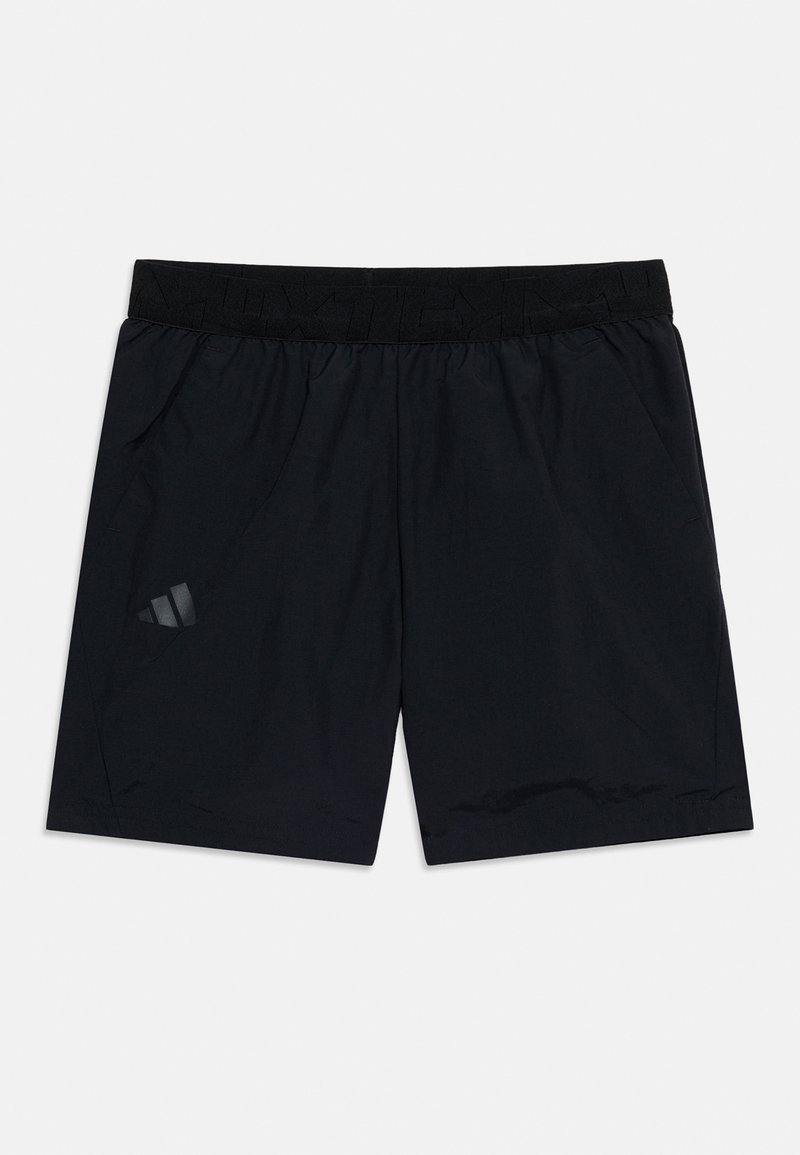 Μαύρο αθλητικό σορτς με ελαστική μέση, διακριτικό κείμενο, πλαϊνές τσέπες και μικρό αντανακλαστικό λογότυπο στο αριστερό πόδι.