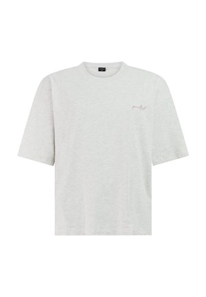 Lichtgrijs T-shirt met korte mouwen, een ronde hals en kleine roze geborduurde tekst op de linkerborst.