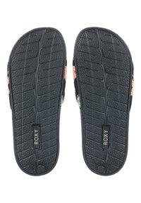 Svarte flip-flopper med en teksturert såle, med blomsterdesign på stroppene. Hver stropp har en merkevarelabel som leser "ROXY."