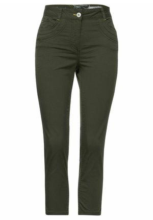 Pantalones ajustados de color verde oscuro con cierre de botón y cremallera, bolsillos frontales y trabillas para el cinturón, presentados sobre un fondo blanco.