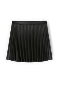 Svart plisserad kjol av syntetiskt material. Har skarpa, jämna veck, en slät textur och en bred midjeresår.