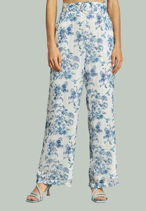 Pantaloni a gamba larga in tessuto leggero, con un motivo floreale blu su sfondo bianco. Inclusa una cintura con una grande fibbia rotonda.