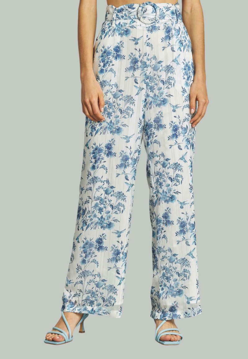 Weite Hosen aus leichtem Stoff mit einem blauen Blumenmuster auf weißem Hintergrund. Enthält einen Gürtel mit einer großen runden Schnalle.