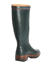 Grüner Gummistiefel bis zum Knie mit glatter, glänzender Oberfläche und strukturierter brauner Sohle. Am oberen Rand brauner Abschluss und dezente seitliche Designlinien.