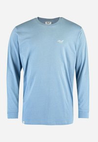 Hellblaue langärmelige T-Shirt aus weicher Baumwolle, mit Rundhalsausschnitt und einem kleinen weißen Logo auf der oberen linken Brust.
