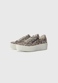 T tenisicama s leopard uzorkom s gornjim dijelom od sive tkanine, svijetlozelenim rebrastim potplatom i vezanjem. Ima bočni patentni zatvarač za lakši pristup.