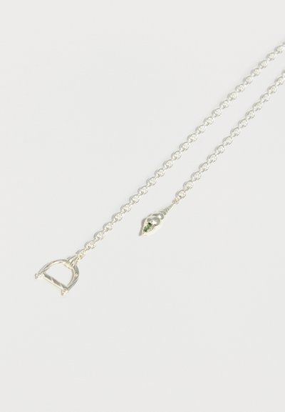 Ασημένιο κολιέ αλυσίδας με κούμπωμα toggle στη μία άκρη και μυτερό μενταγιόν με μικρό πράσινο λίθο στην άλλη άκρη, εμφανίζεται σε λευκό φόντο.