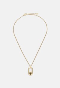 Collier en or avec une chaîne et un pendentif en forme de épingle à nourrice avec un petit détail en forme de lettre "B" à l'intérieur. Texture métallique lisse.