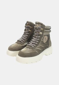 Stivaletti alti in suede grigio e materiale metallico. Presentano una caviglia imbottita, tomaia testurizzata, lacci grigi e una suola bianca chunky con trazione.