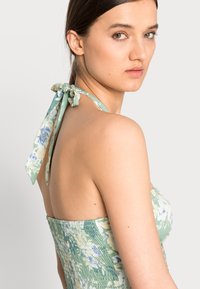 Abercrombie & Fitch BARE SCARF HALTER - Top - green floral