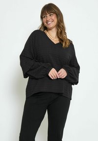 PEPPERCORN PENINA V-NECK LONG SLEEVE  CURVE - Pluus - black