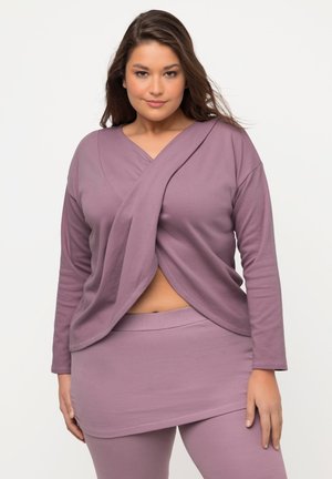 Dlouhý rukáv v měkké mauve látce s překříženým designem, doplněný o odpovídající sukni. Hladká textura, jednoduché šití a žádné ozdoby.