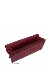 Cartera de cuero burdeos con cierre de cremallera, múltiples compartimentos para tarjetas y exterior texturizado; cuenta con un acento de botón en tono plateado.