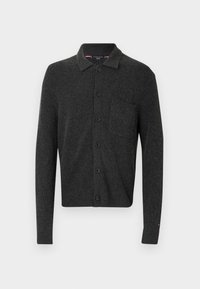 Sötét szürke kötött kardigán, galléros nyakkal, öt gombbal és melltartó zsebbel. Bordás textúrával és diszkrét logóval a mandzsettán.